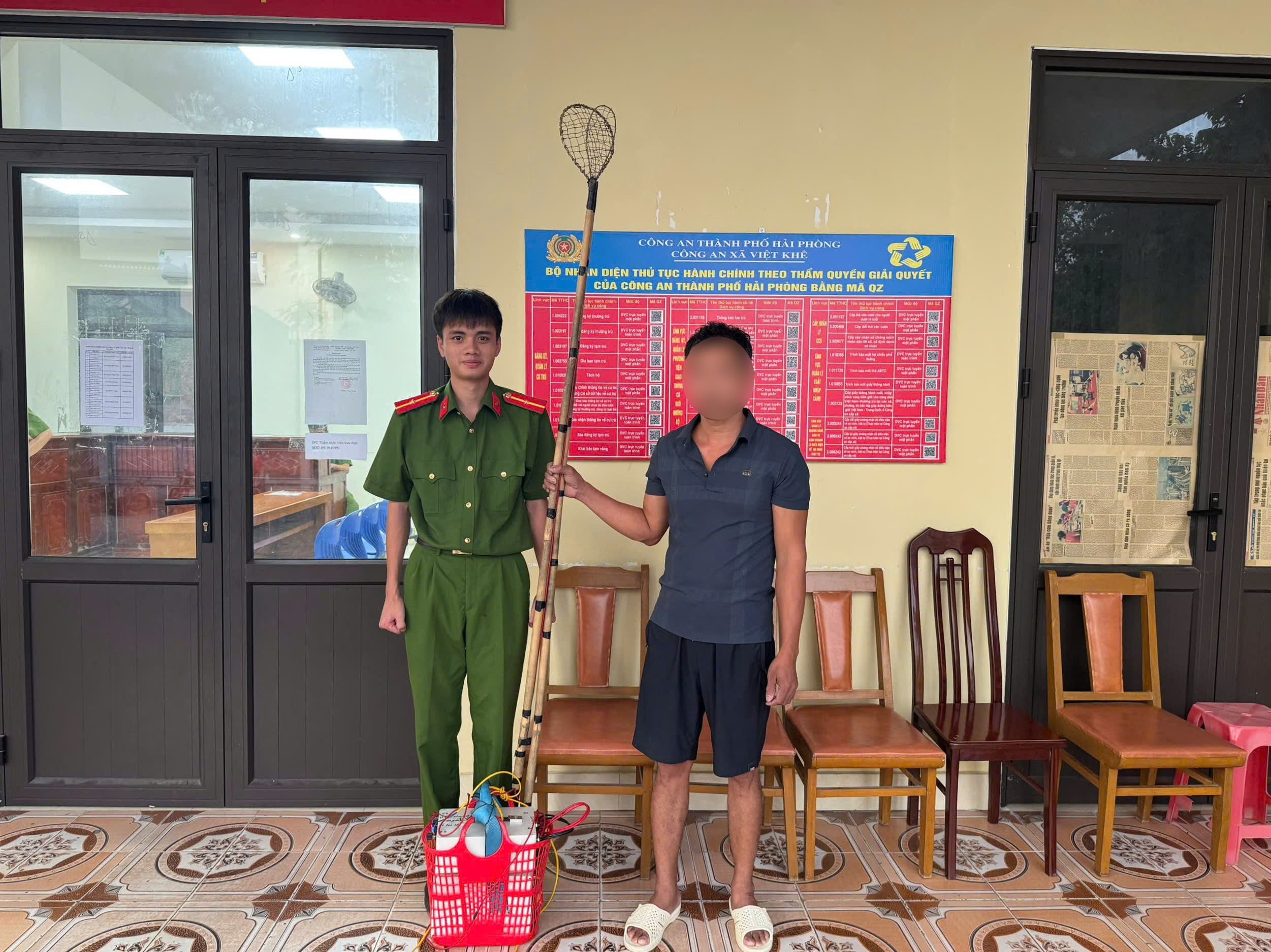 Công an xã Việt Khê phát hiện, xử lý hành vi sử dụng và mua bán bộ kích điện để khai thác thủy sản trái phép